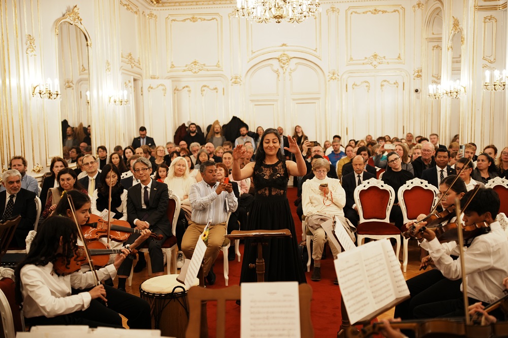 Durante ocho días, los jóvenes músicos de la Fundación Batuta compartieron escenarios y aprendizajes con estudiantes del Conservatorio de Praga, bajo la guía del maestro Daniel Prokeš, subdirector de esa institución, y del maestro Jakub Kydlíček, director artístico de la Orquesta Barroca. Ambos acompañaron con entusiasmo las interpretaciones conjuntas, donde resonaron melodías colombianas entre los muros de una de las capitales musicales de Europa.