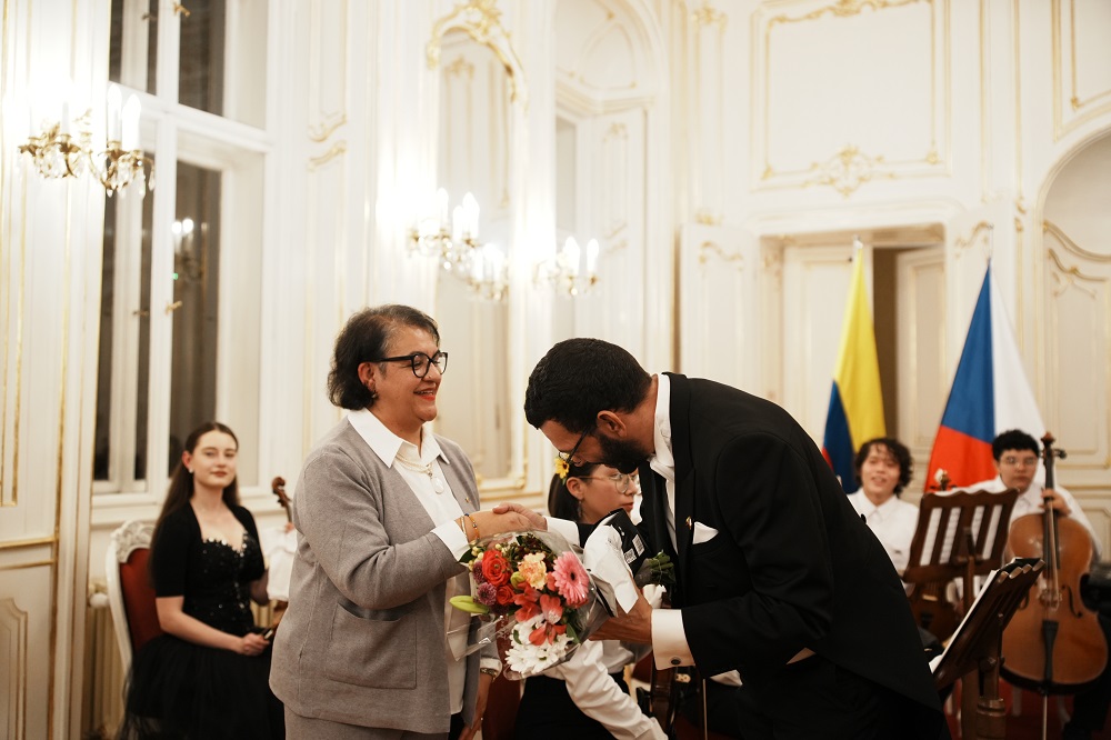 Durante ocho días, los jóvenes músicos de la Fundación Batuta compartieron escenarios y aprendizajes con estudiantes del Conservatorio de Praga, bajo la guía del maestro Daniel Prokeš, subdirector de esa institución, y del maestro Jakub Kydlíček, director artístico de la Orquesta Barroca. Ambos acompañaron con entusiasmo las interpretaciones conjuntas, donde resonaron melodías colombianas entre los muros de una de las capitales musicales de Europa.