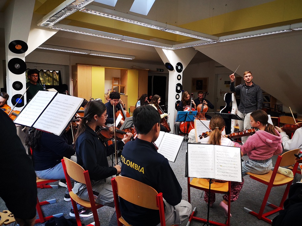 Durante ocho días, los jóvenes músicos de la Fundación Batuta compartieron escenarios y aprendizajes con estudiantes del Conservatorio de Praga, bajo la guía del maestro Daniel Prokeš, subdirector de esa institución, y del maestro Jakub Kydlíček, director artístico de la Orquesta Barroca. Ambos acompañaron con entusiasmo las interpretaciones conjuntas, donde resonaron melodías colombianas entre los muros de una de las capitales musicales de Europa.