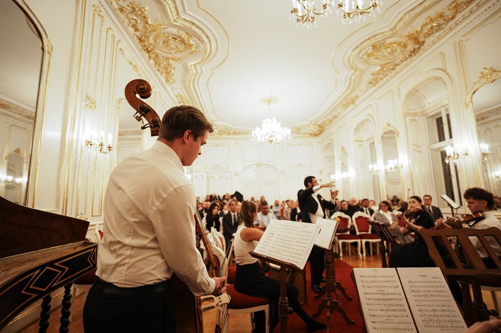 Durante ocho días, los jóvenes músicos de la Fundación Batuta compartieron escenarios y aprendizajes con estudiantes del Conservatorio de Praga, bajo la guía del maestro Daniel Prokeš, subdirector de esa institución, y del maestro Jakub Kydlíček, director artístico de la Orquesta Barroca. Ambos acompañaron con entusiasmo las interpretaciones conjuntas, donde resonaron melodías colombianas entre los muros de una de las capitales musicales de Europa.