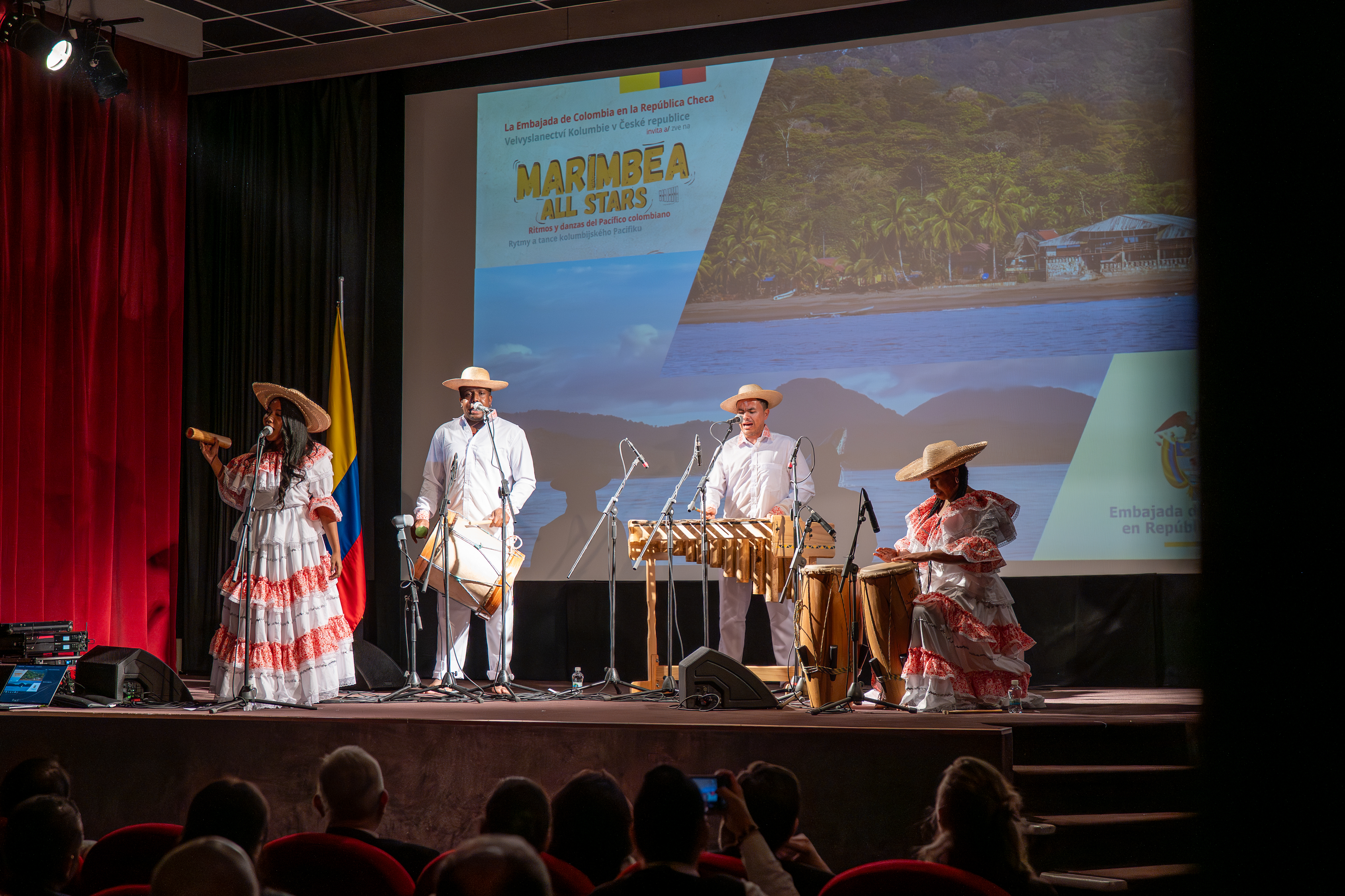 Ritmos y danzas del pacífico colombiano en la República Checa con la agrupación Marimbea